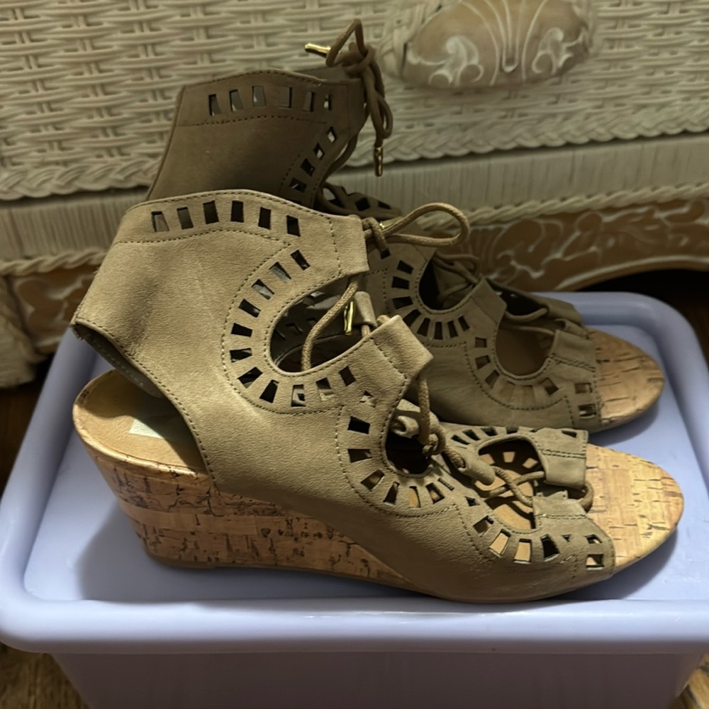 DV by Dolce Vita Gladiator Faux Suede Tan Wedge Sandals Size 8 - Picture 5 of 13